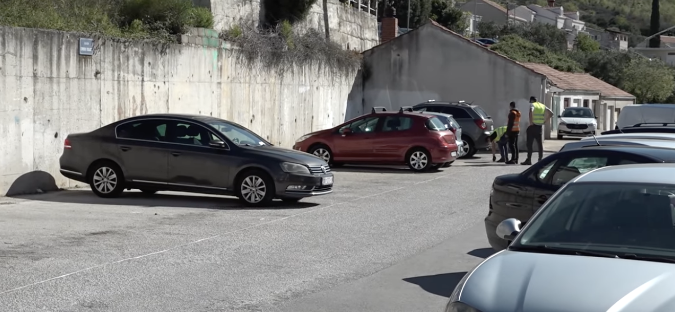 Iscrtavanje u tijeku, problemi ostaju! Stanovnici Mokošice bez alternative za parking (VIDEO)